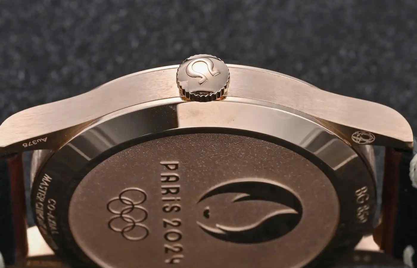 欧米茄最近推出的“Paris 2024”特别版青铜金腕表 | 奈斯探表