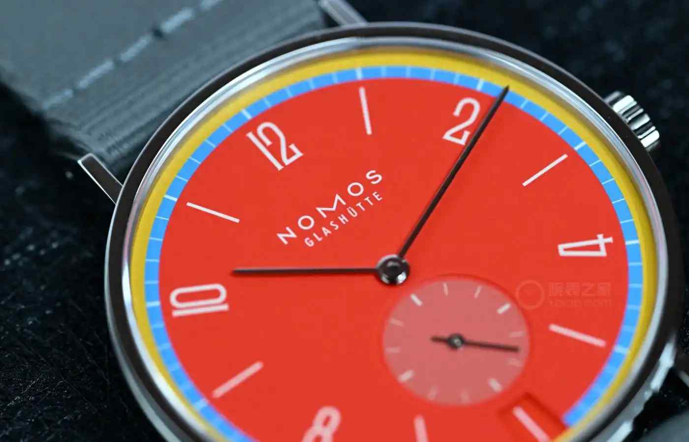一眼万年!NOMOS Tangente系列,撞色设计美到窒息! | 奈斯探表 一眼万年!NOMOS Tangente系列,撞色设计美到窒息! | 奈斯探表