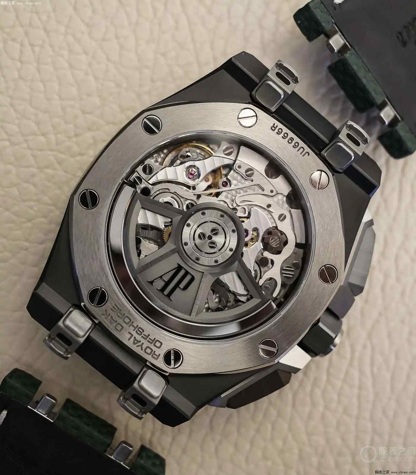 堪比黄金的陶瓷艺术:爱彼皇家橡树离岸型26420震撼登场! | 奈斯探表 堪比黄金的陶瓷艺术:爱彼皇家橡树离岸型26420震撼登场! | 奈斯探表