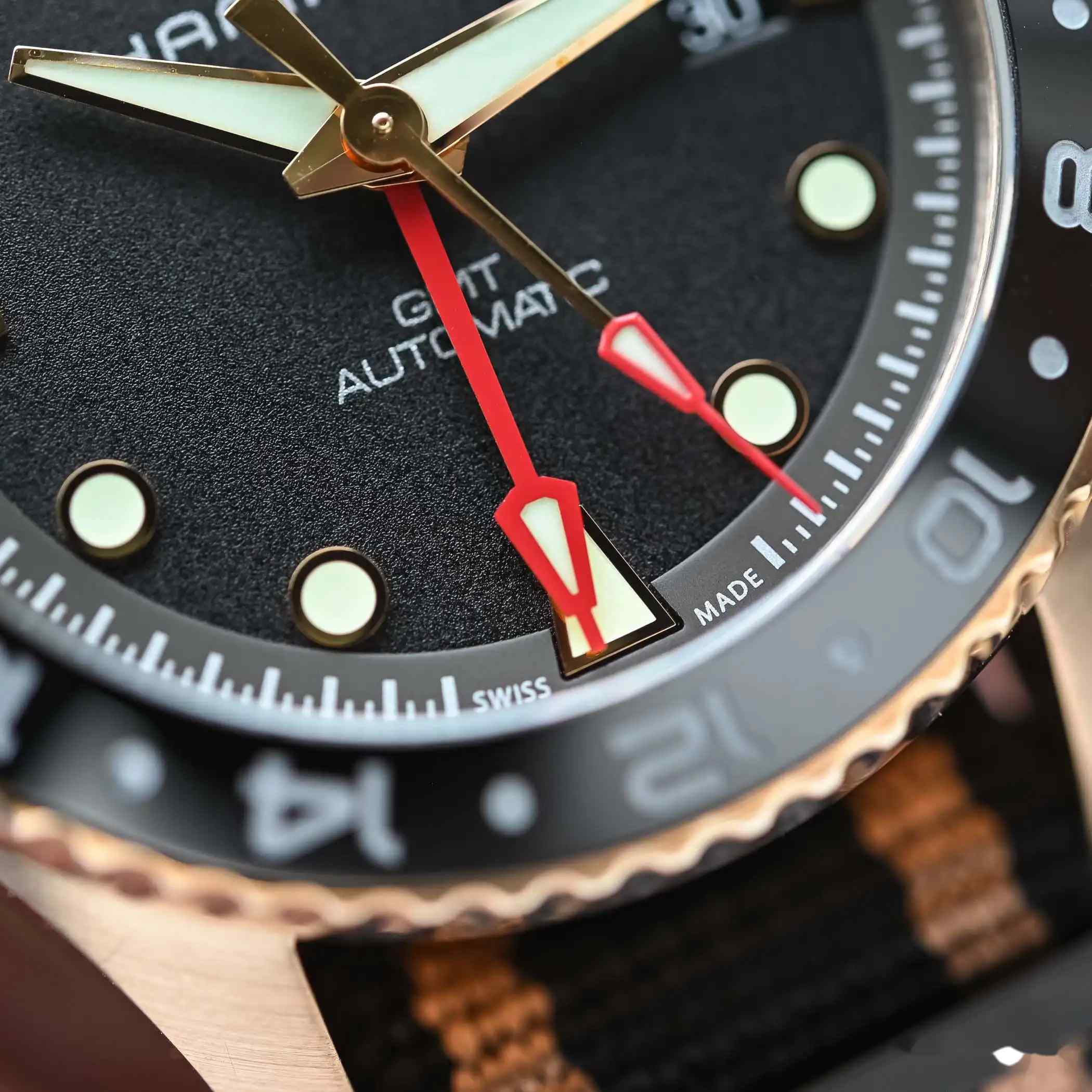 300米防水+True GMT!汉米尔顿2025卡其海军潜水腕表新作,80小时长动力! | 奈斯探表 300米防水+True GMT!汉米尔顿2025卡其海军潜水腕表新作,80小时长动力! | 奈斯探表