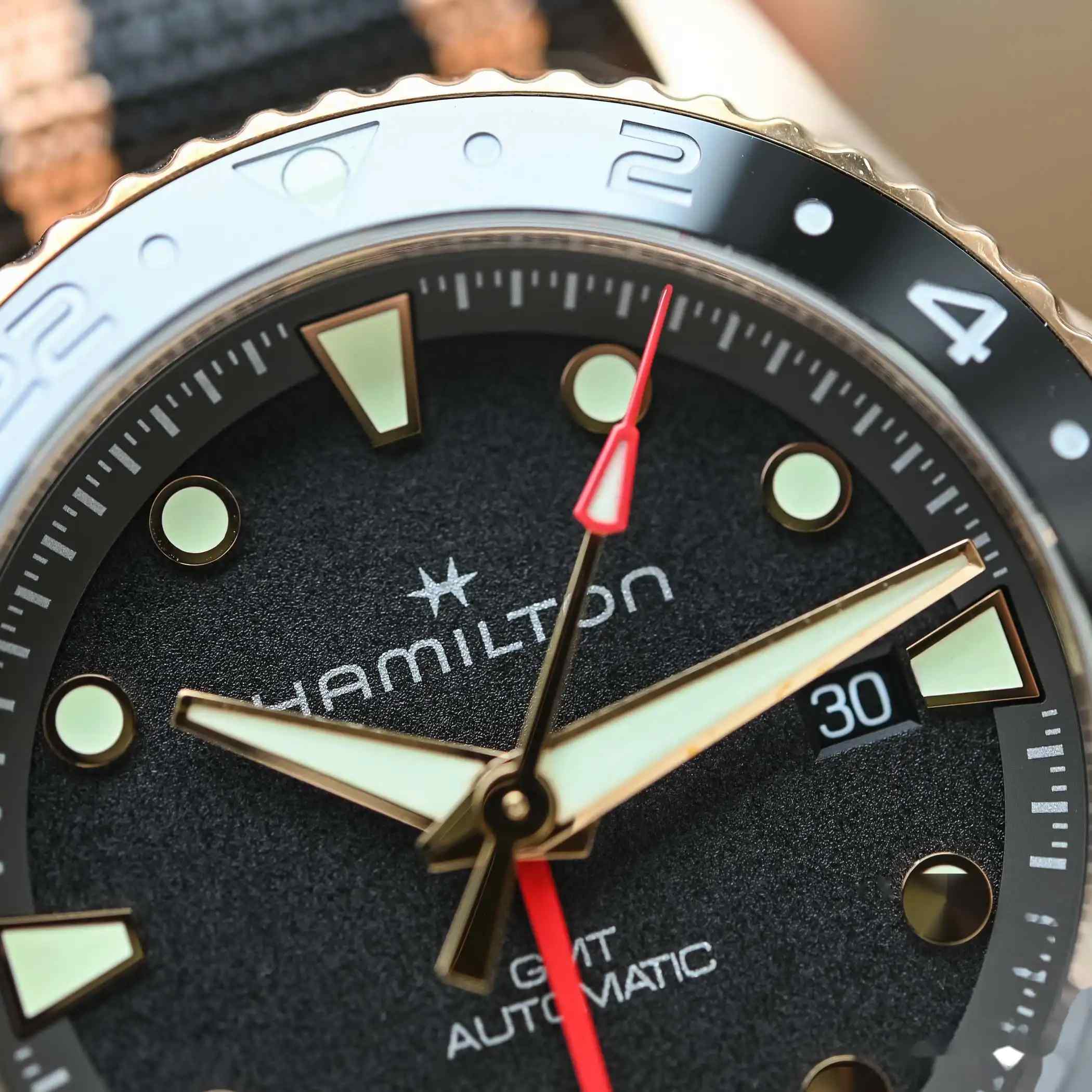 300米防水+True GMT!汉米尔顿2025卡其海军潜水腕表新作,80小时长动力! | 奈斯探表 300米防水+True GMT!汉米尔顿2025卡其海军潜水腕表新作,80小时长动力! | 奈斯探表