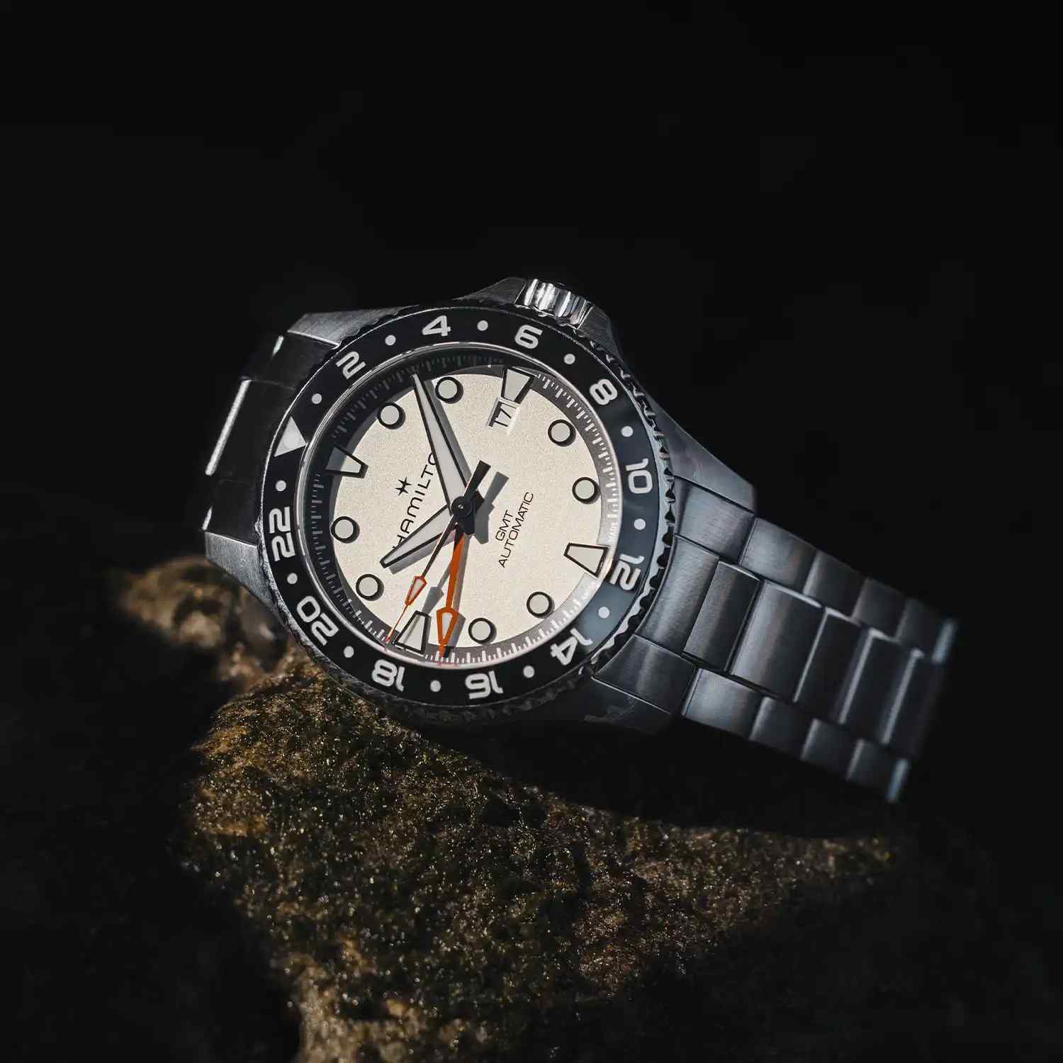 300米防水+True GMT!汉米尔顿2025卡其海军潜水腕表新作,80小时长动力! | 奈斯探表 300米防水+True GMT!汉米尔顿2025卡其海军潜水腕表新作,80小时长动力! | 奈斯探表