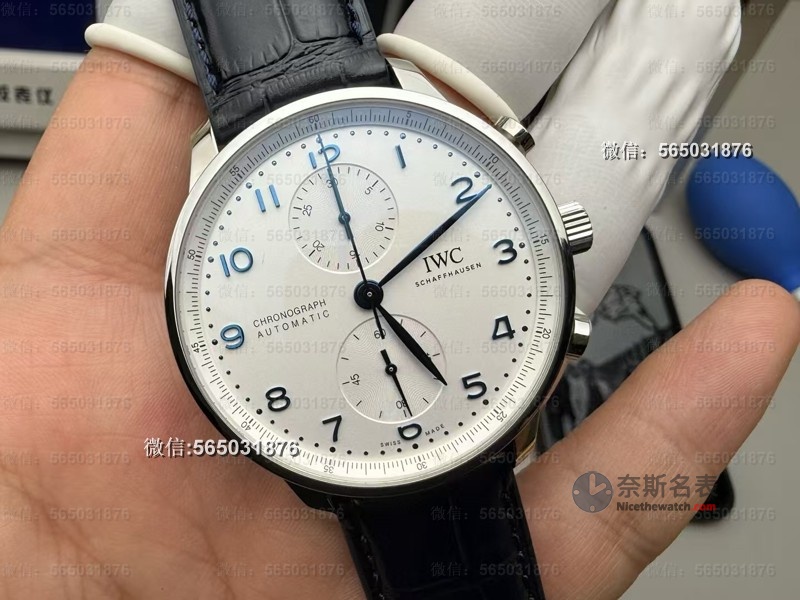 这些细节和原版真的一样?万国葡计复刻版上手:烤蓝钢针+超薄表壳真香! | 奈斯探表 这些细节和原版真的一样?万国葡计复刻版上手:烤蓝钢针+超薄表壳真香! | 奈斯探表