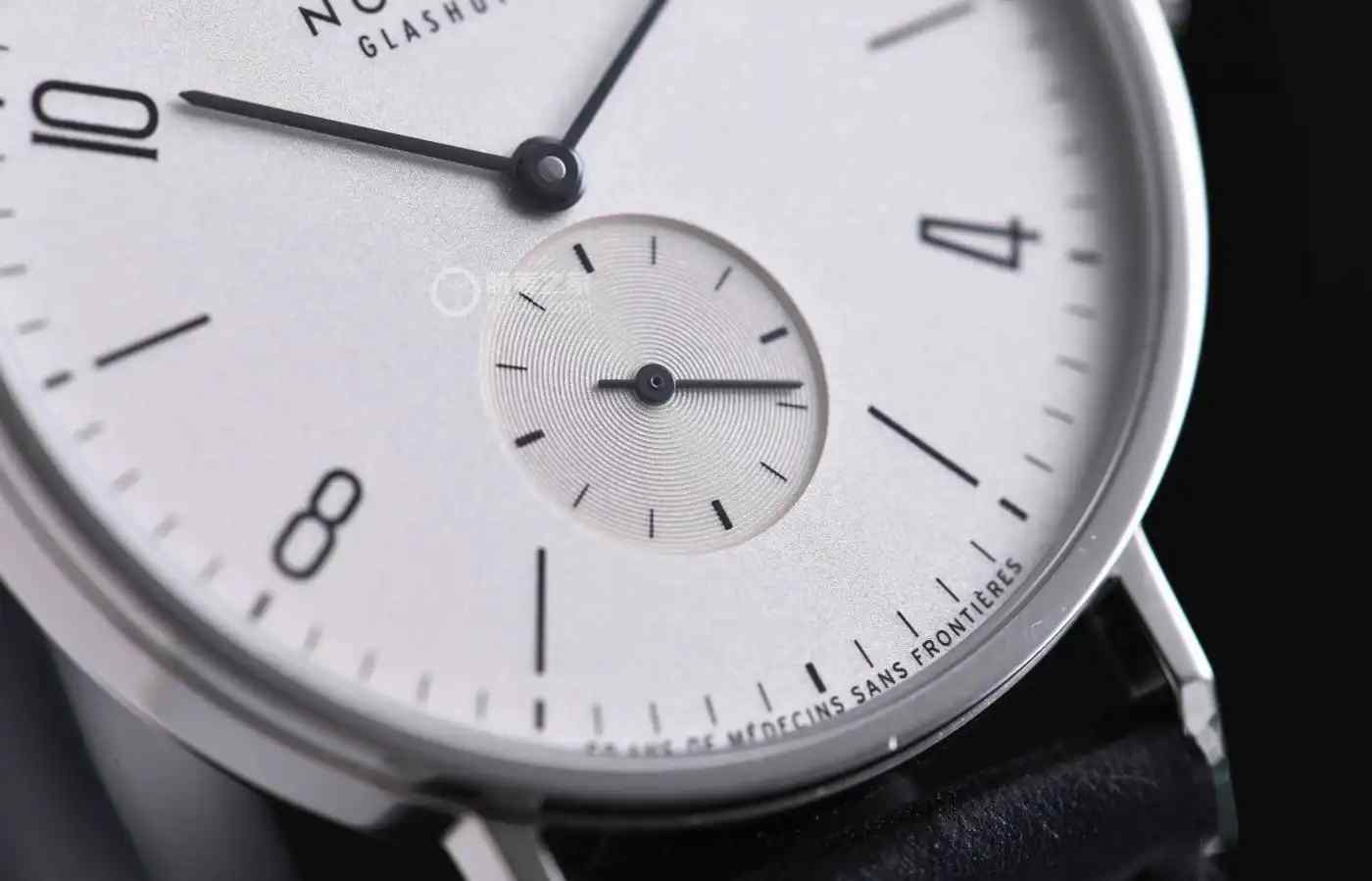 NOMOS红12腕表震撼上新!致敬无国界医生的德式极简美学,限量款抢疯! | 奈斯探表 NOMOS红12腕表震撼上新!致敬无国界医生的德式极简美学,限量款抢疯! | 奈斯探表