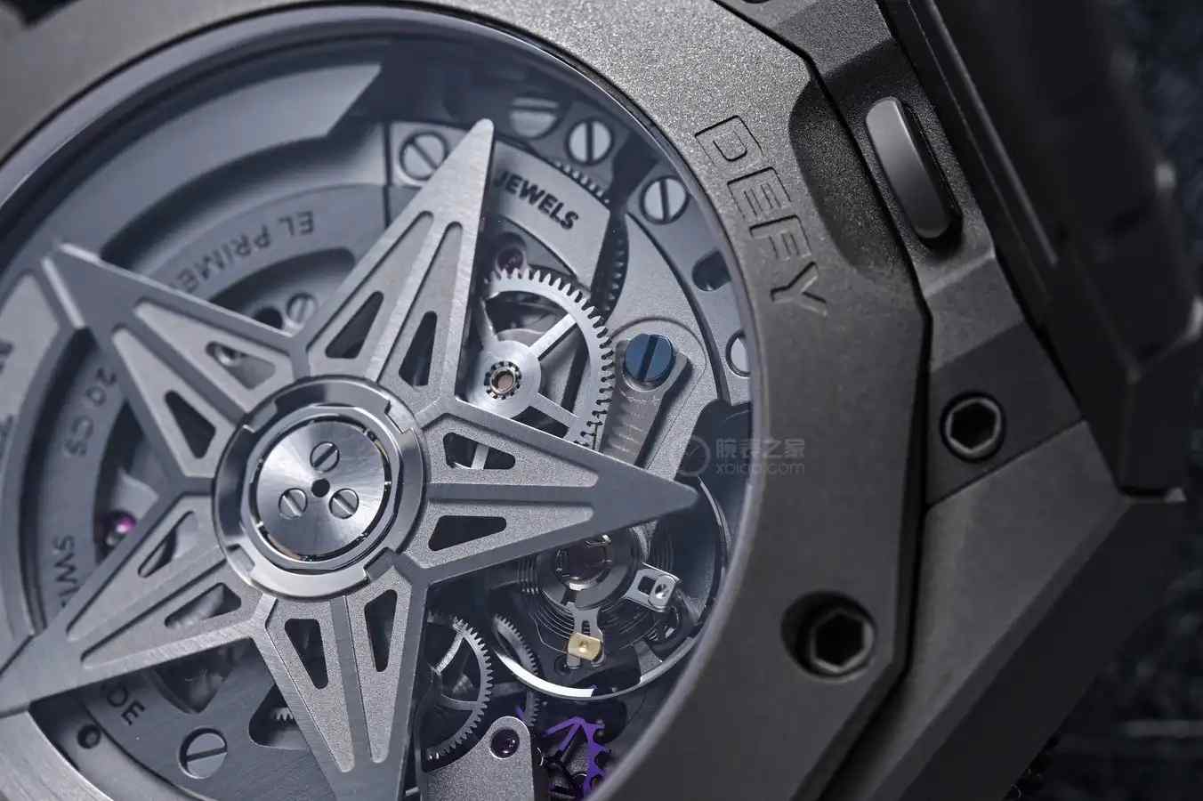 十万元预算买什么?真力时Defy Extreme潜水表深度评测:这荧光黄太炸了! | 奈斯探表 十万元预算买什么?真力时Defy Extreme潜水表深度评测:这荧光黄太炸了! | 奈斯探表