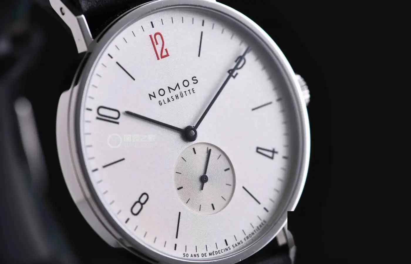 NOMOS红12腕表震撼上新!致敬无国界医生的德式极简美学,限量款抢疯! | 奈斯探表 NOMOS红12腕表震撼上新!致敬无国界医生的德式极简美学,限量款抢疯! | 奈斯探表