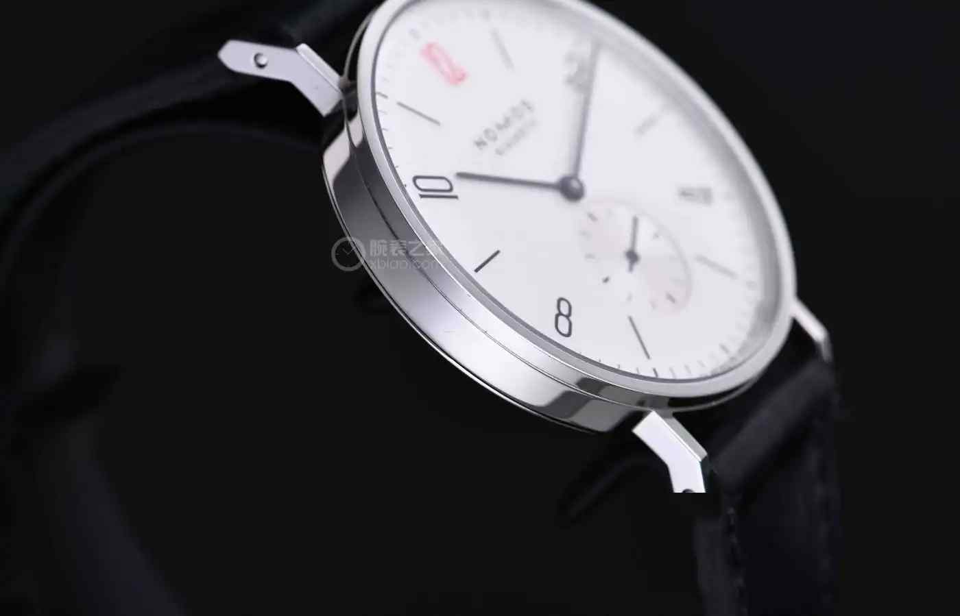 NOMOS红12腕表震撼上新!致敬无国界医生的德式极简美学,限量款抢疯! | 奈斯探表 NOMOS红12腕表震撼上新!致敬无国界医生的德式极简美学,限量款抢疯! | 奈斯探表