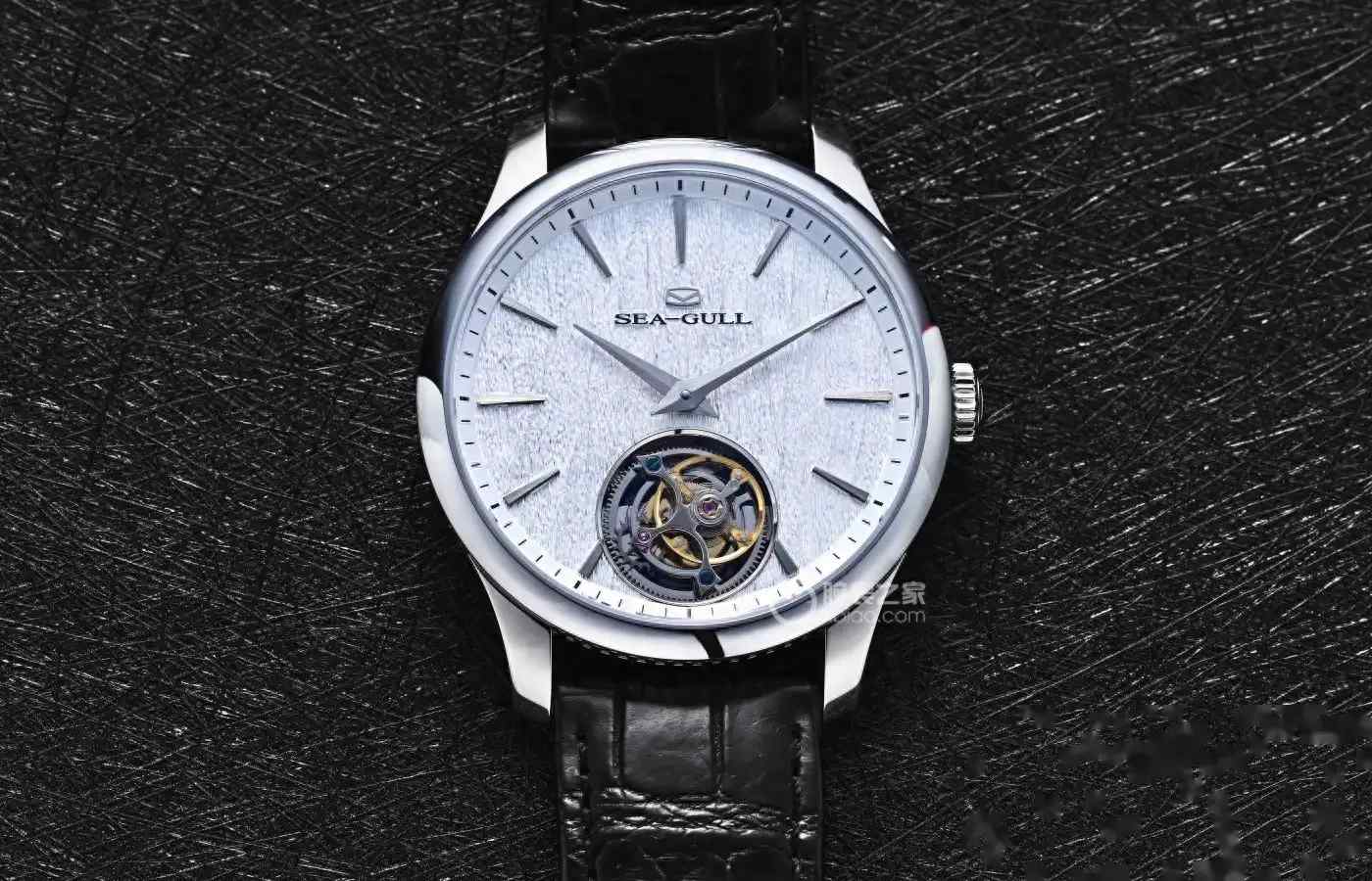 两枚硬币厚!海鸥表杀疯了!26800元拿下全球最薄自动陀飞轮,古琴盘面美到窒息! | 奈斯探表 两枚硬币厚!海鸥表杀疯了!26800元拿下全球最薄自动陀飞轮,古琴盘面美到窒息! | 奈斯探表