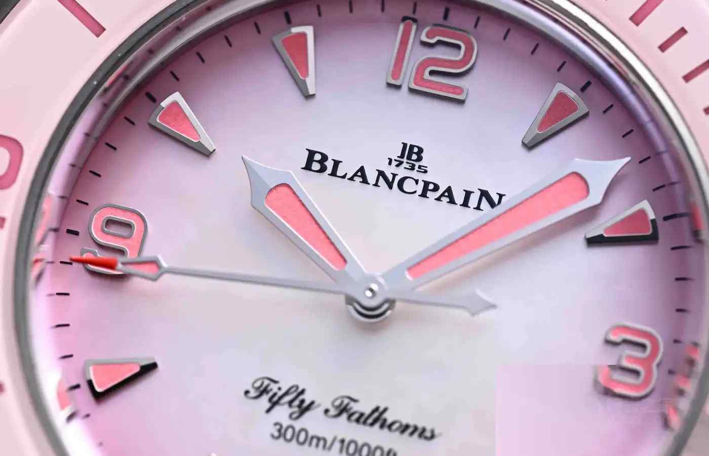 宝珀黑珍珠VS粉珍珠！女生的奢潮潜水表天花板，劳力士不香了？ | 奈斯探表