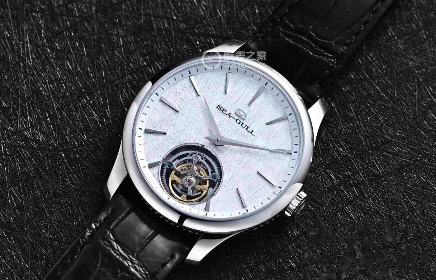 两枚硬币厚!海鸥表杀疯了!26800元拿下全球最薄自动陀飞轮,古琴盘面美到窒息! | 奈斯探表 两枚硬币厚!海鸥表杀疯了!26800元拿下全球最薄自动陀飞轮,古琴盘面美到窒息! | 奈斯探表