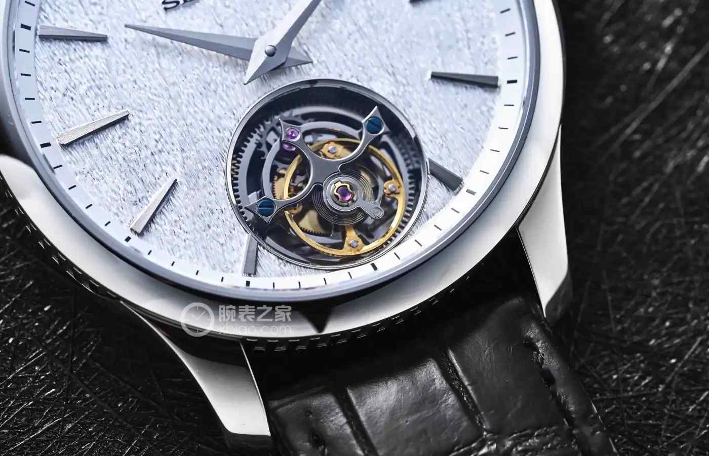 两枚硬币厚!海鸥表杀疯了!26800元拿下全球最薄自动陀飞轮,古琴盘面美到窒息! | 奈斯探表 两枚硬币厚!海鸥表杀疯了!26800元拿下全球最薄自动陀飞轮,古琴盘面美到窒息! | 奈斯探表