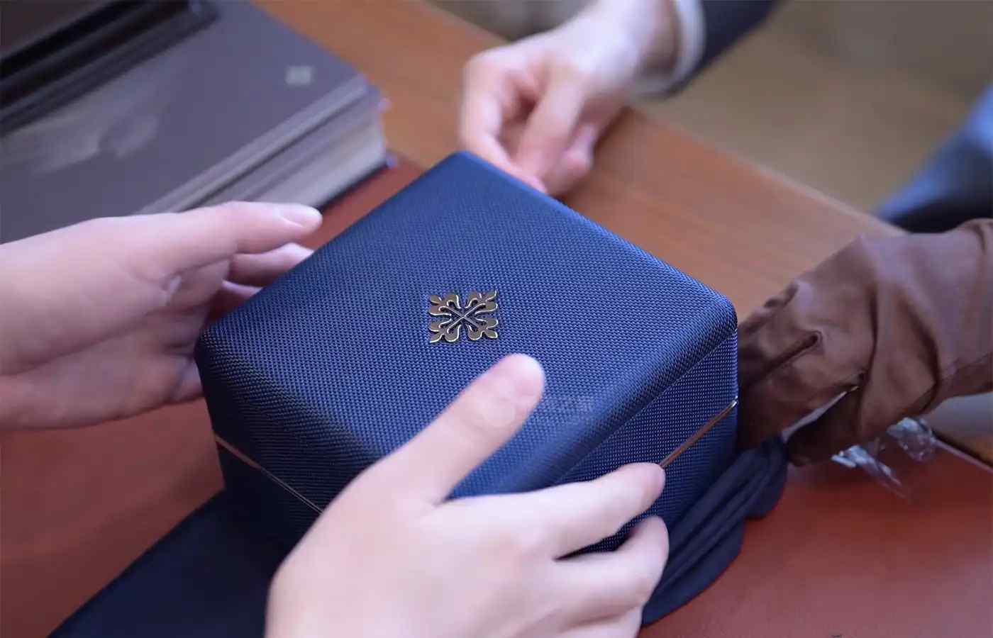 55万间金Cubitus实测：比鹦鹉螺更吸睛的方表天花板，男人腕间新身份符号！ | 奈斯探表