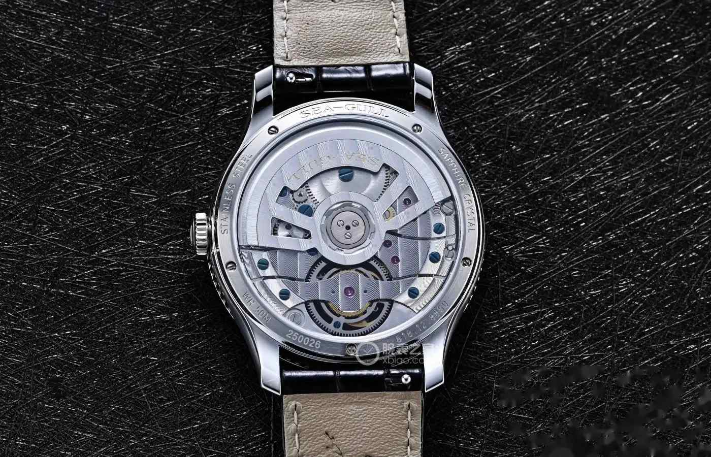 两枚硬币厚!海鸥表杀疯了!26800元拿下全球最薄自动陀飞轮,古琴盘面美到窒息! | 奈斯探表 两枚硬币厚!海鸥表杀疯了!26800元拿下全球最薄自动陀飞轮,古琴盘面美到窒息! | 奈斯探表