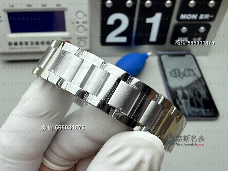 别让蓝气球“受伤”!90%人不知道的卡地亚蓝气球正确佩戴指南,看完省下几千块维修费! | 奈斯探表 别让蓝气球“受伤”!90%人不知道的卡地亚蓝气球正确佩戴指南,看完省下几千块维修费! | 奈斯探表