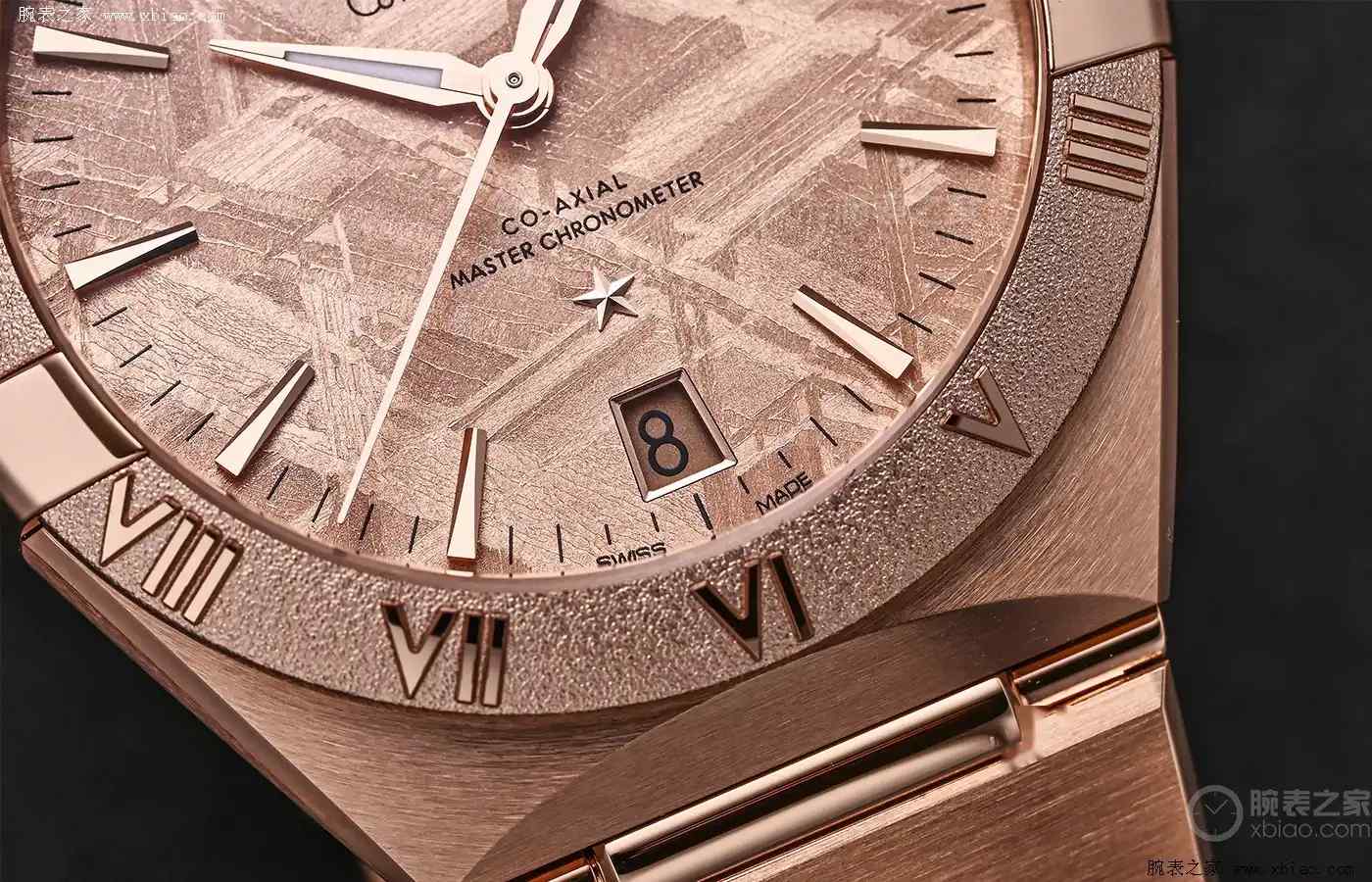 45亿年陨石+魏德曼纹!欧米茄这枚金表把宇宙戴在手上,每一枚都全球唯一! | 奈斯探表 45亿年陨石+魏德曼纹!欧米茄这枚金表把宇宙戴在手上,每一枚都全球唯一! | 奈斯探表