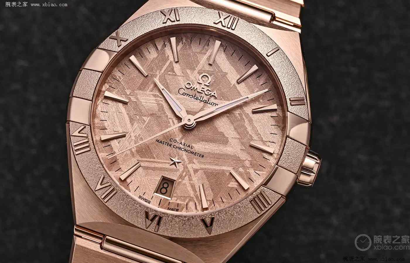 45亿年陨石+魏德曼纹!欧米茄这枚金表把宇宙戴在手上,每一枚都全球唯一! | 奈斯探表 45亿年陨石+魏德曼纹!欧米茄这枚金表把宇宙戴在手上,每一枚都全球唯一! | 奈斯探表