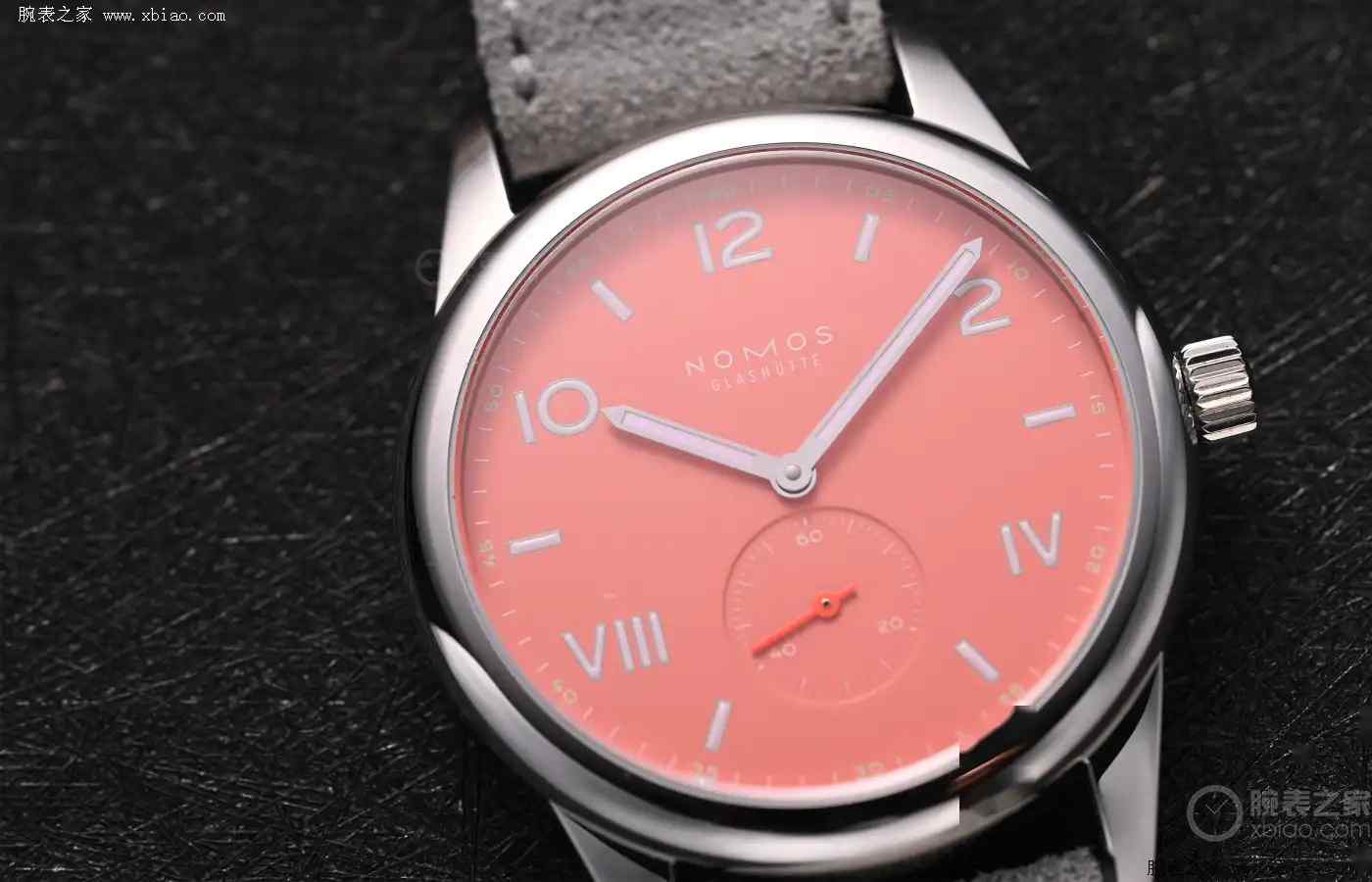 秋冬腕间一抹温柔粉！NOMOS珊瑚粉彩盘腕表点亮沉闷穿搭 | 奈斯探表