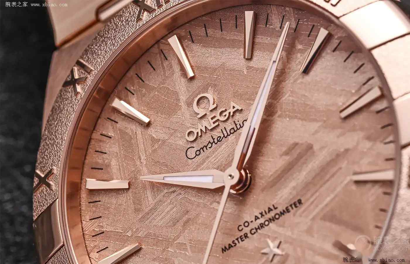 45亿年陨石+魏德曼纹!欧米茄这枚金表把宇宙戴在手上,每一枚都全球唯一! | 奈斯探表 45亿年陨石+魏德曼纹!欧米茄这枚金表把宇宙戴在手上,每一枚都全球唯一! | 奈斯探表