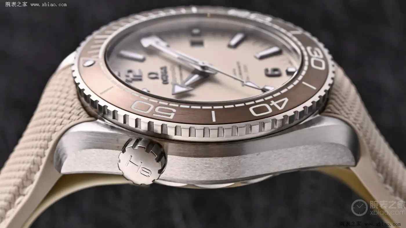 拒绝撞表！欧米茄这款米色海马潜水表，轻如羽毛却硬核到能深海抗磁 | 奈斯探表