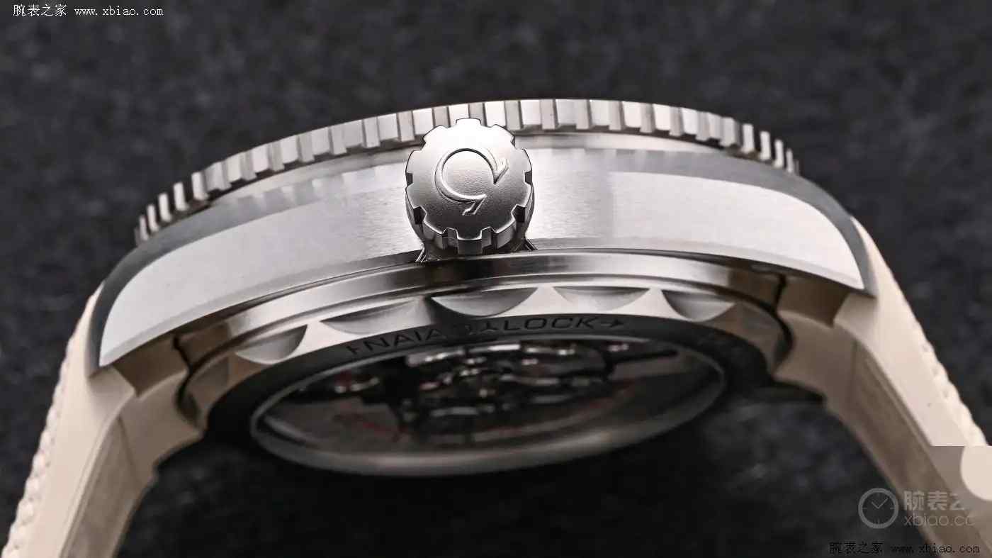 拒绝撞表！欧米茄这款米色海马潜水表，轻如羽毛却硬核到能深海抗磁 | 奈斯探表