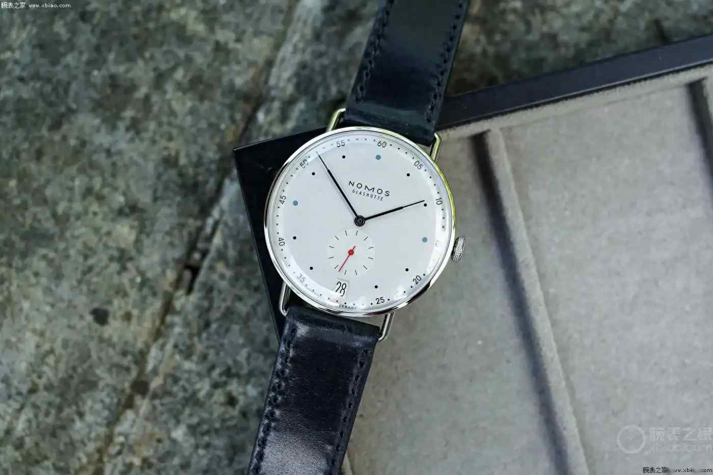 都市精英必入！Nomos Metro 38日历腕表上市，超薄机芯+快拆表带诠释现代美学 | 奈斯探表