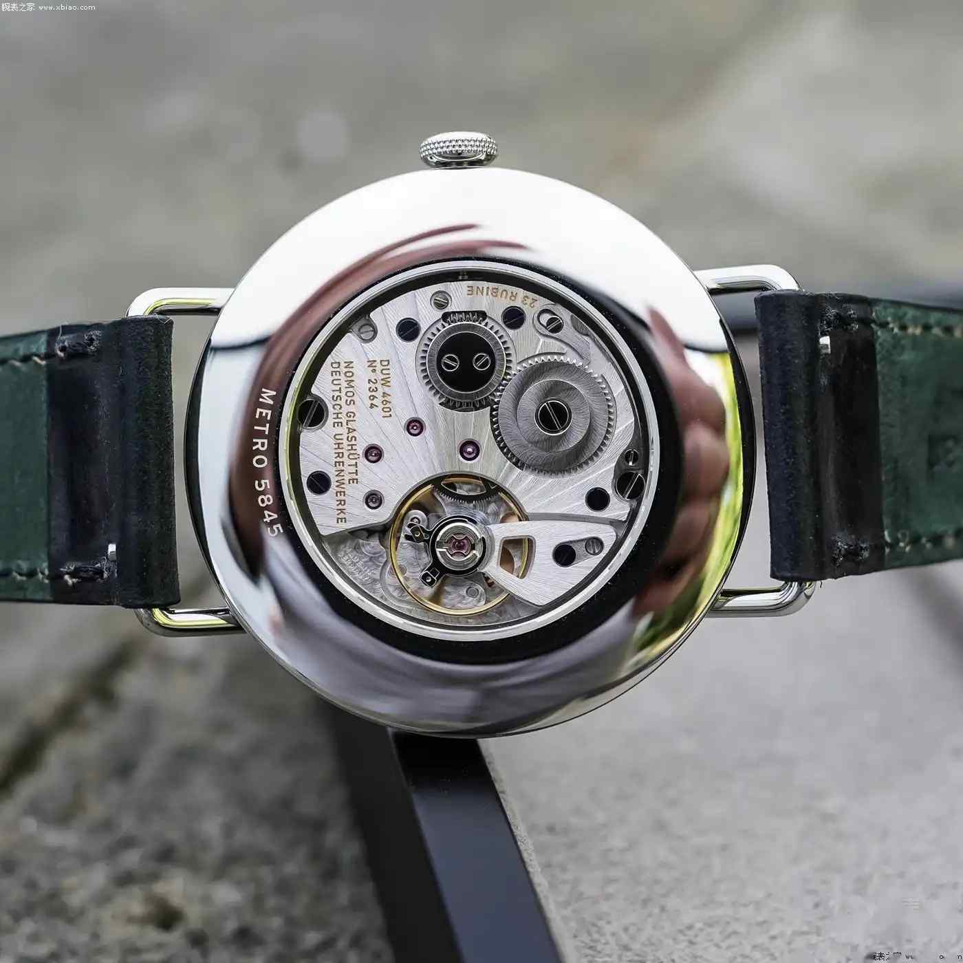 都市精英必入！Nomos Metro 38日历腕表上市，超薄机芯+快拆表带诠释现代美学 | 奈斯探表