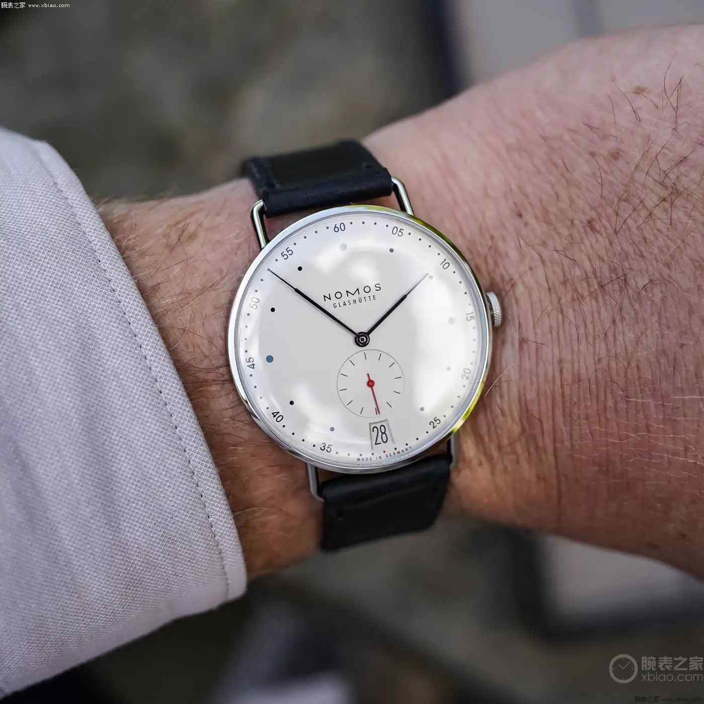 都市精英必入！Nomos Metro 38日历腕表上市，超薄机芯+快拆表带诠释现代美学 | 奈斯探表