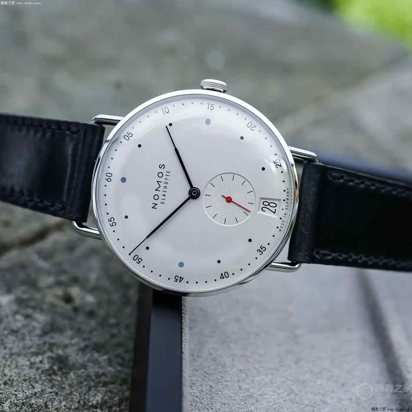 都市精英必入！Nomos Metro 38日历腕表上市，超薄机芯+快拆表带诠释现代美学 | 奈斯探表