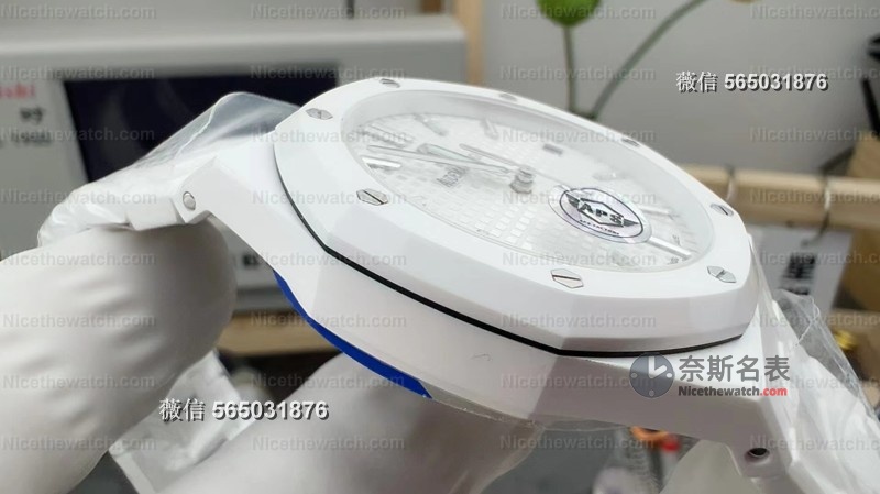 全陶瓷也能高度还原?APS厂爱彼15500白陶瓷实测:轻如羽毛,硬如磐石! | 奈斯探表 全陶瓷也能高度还原?APS厂爱彼15500白陶瓷实测:轻如羽毛,硬如磐石! | 奈斯探表