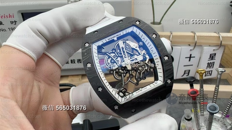 无卡度终于不用改装了?试戴R厂新款碳纤维RM055后,我终于理解什么叫“出厂即顶配” | 奈斯探表 无卡度终于不用改装了?试戴R厂新款碳纤维RM055后,我终于理解什么叫“出厂即顶配” | 奈斯探表