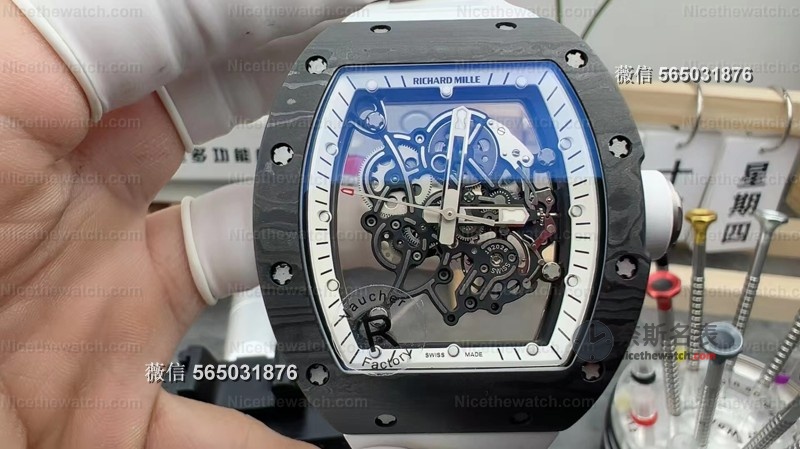 无卡度终于不用改装了?试戴R厂新款碳纤维RM055后,我终于理解什么叫“出厂即顶配” | 奈斯探表 无卡度终于不用改装了?试戴R厂新款碳纤维RM055后,我终于理解什么叫“出厂即顶配” | 奈斯探表