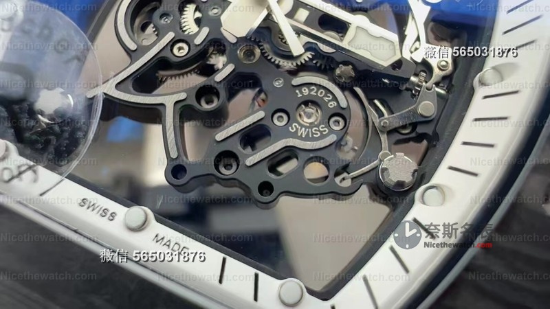 无卡度终于不用改装了?试戴R厂新款碳纤维RM055后,我终于理解什么叫“出厂即顶配” | 奈斯探表 无卡度终于不用改装了?试戴R厂新款碳纤维RM055后,我终于理解什么叫“出厂即顶配” | 奈斯探表