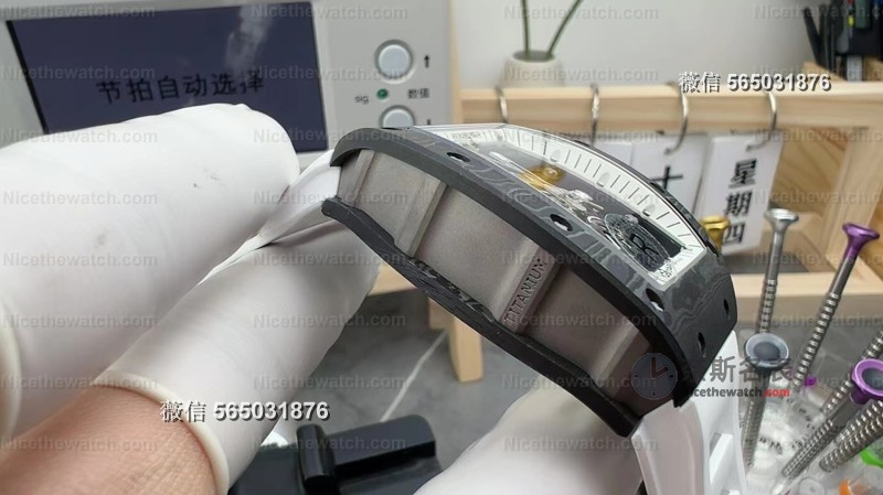 无卡度终于不用改装了?试戴R厂新款碳纤维RM055后,我终于理解什么叫“出厂即顶配” | 奈斯探表 无卡度终于不用改装了?试戴R厂新款碳纤维RM055后,我终于理解什么叫“出厂即顶配” | 奈斯探表