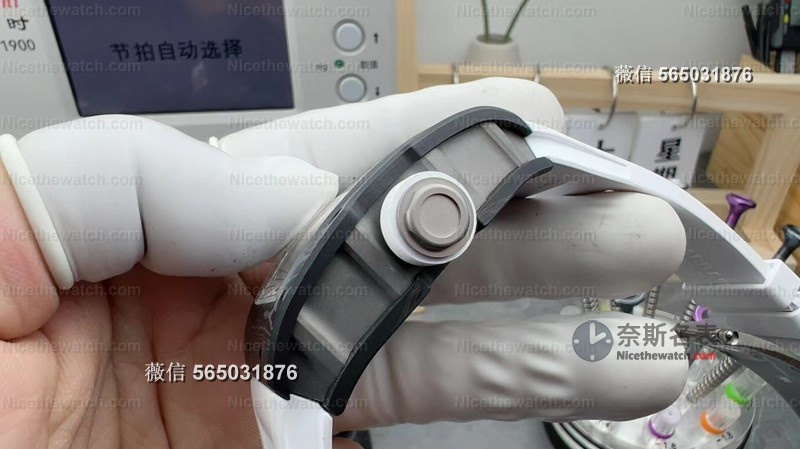 无卡度终于不用改装了?试戴R厂新款碳纤维RM055后,我终于理解什么叫“出厂即顶配” | 奈斯探表 无卡度终于不用改装了?试戴R厂新款碳纤维RM055后,我终于理解什么叫“出厂即顶配” | 奈斯探表