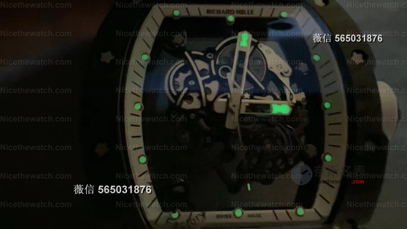 无卡度终于不用改装了?试戴R厂新款碳纤维RM055后,我终于理解什么叫“出厂即顶配” | 奈斯探表 无卡度终于不用改装了?试戴R厂新款碳纤维RM055后,我终于理解什么叫“出厂即顶配” | 奈斯探表