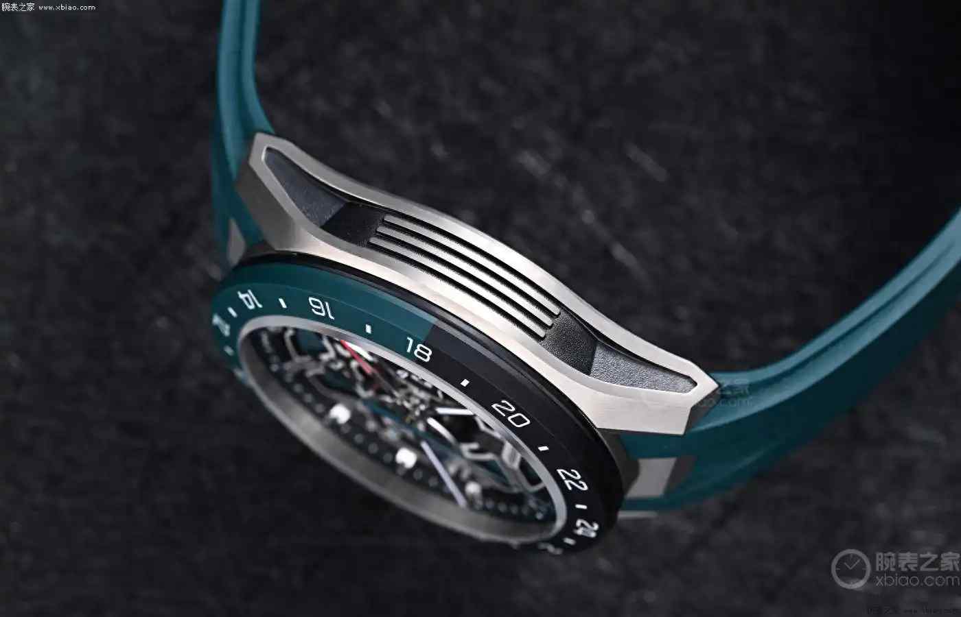 公价7万封神！泰格豪雅双时区计时表来袭，钛金属+镂空盘太炸裂 | 奈斯探表