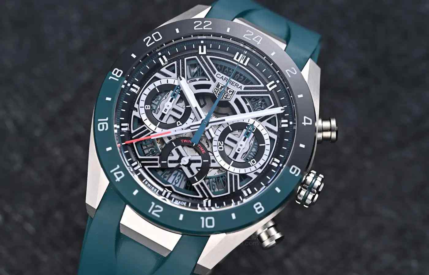 公价7万封神！泰格豪雅双时区计时表来袭，钛金属+镂空盘太炸裂 | 奈斯探表