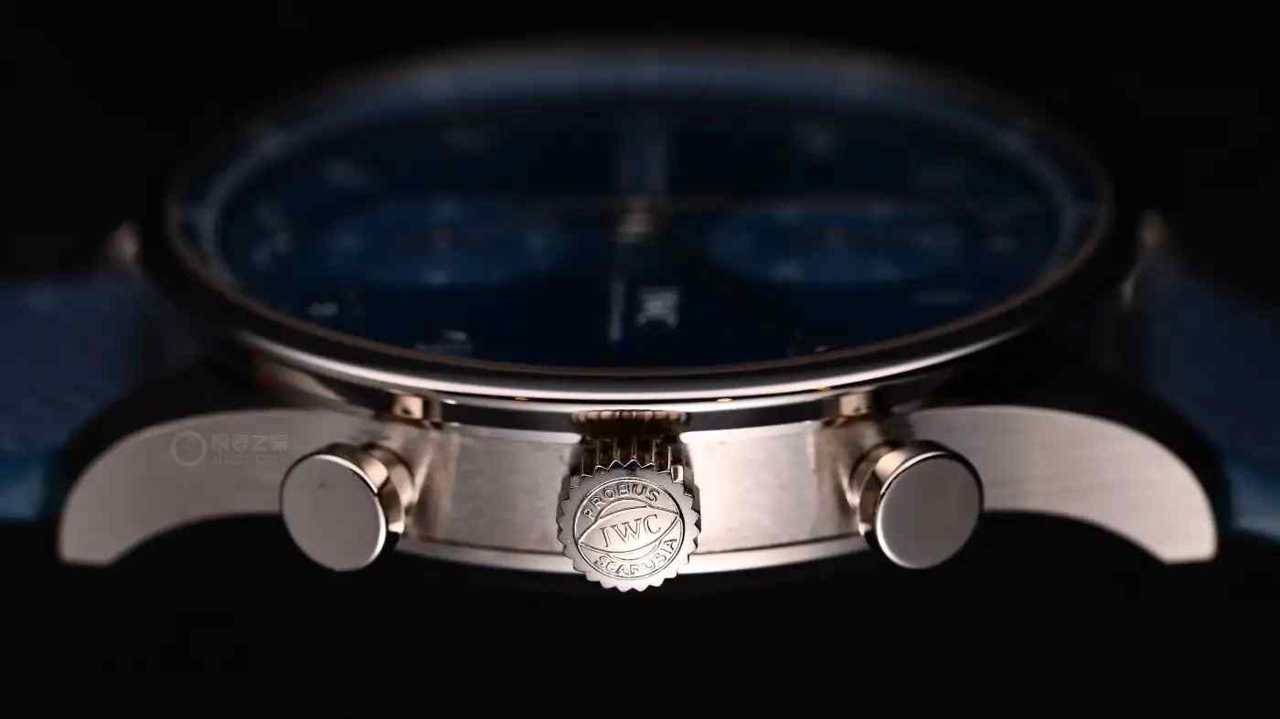 万国葡计震撼上新！地平线蓝盘白金壳，高级感拉满的腕间艺术品 | 奈斯探表