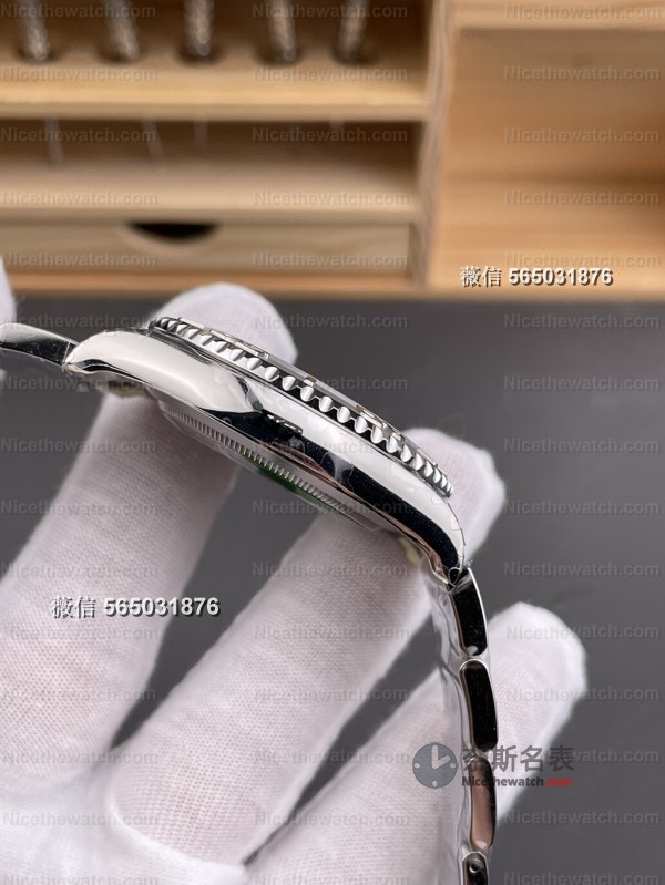 秒针蓝得刚刚好！VS灰游艇丹东3235评测：夜光饱满、圈口不割手、日历瞬跳！ | 奈斯探表