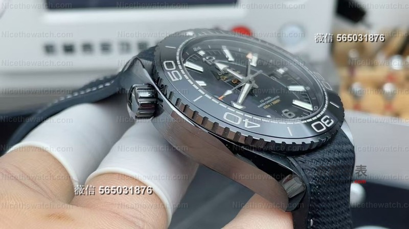 告别电镀黑！VS厂欧米茄深海之黑用真陶瓷+蓝宝石镜面，8906机芯两地时功能全同步 | 奈斯探表