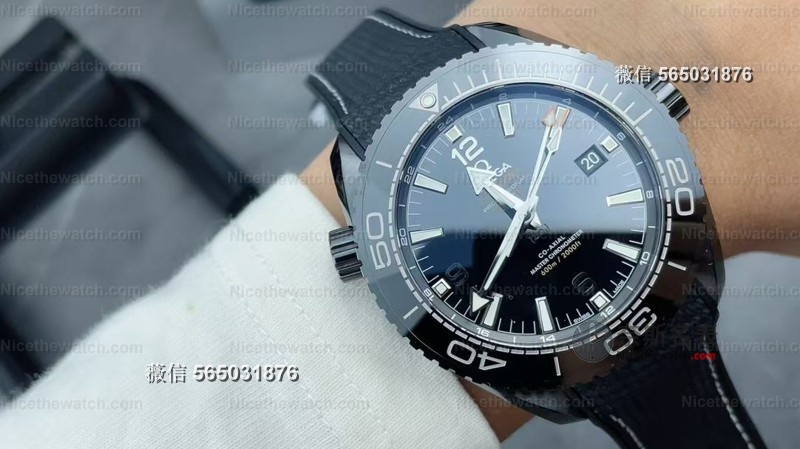 告别电镀黑！VS厂欧米茄深海之黑用真陶瓷+蓝宝石镜面，8906机芯两地时功能全同步 | 奈斯探表