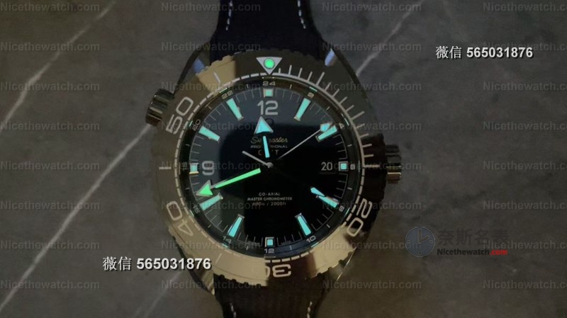 告别电镀黑！VS厂欧米茄深海之黑用真陶瓷+蓝宝石镜面，8906机芯两地时功能全同步 | 奈斯探表