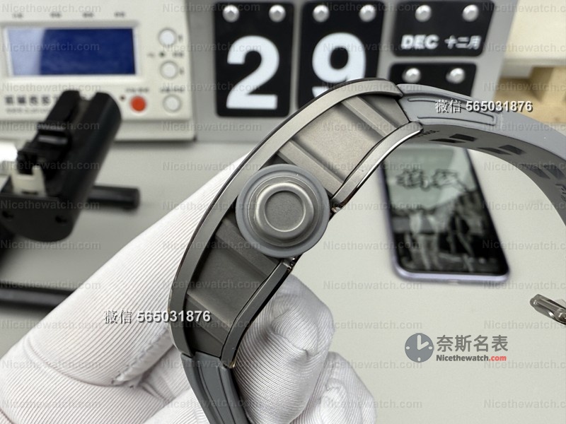 1450硬度“太空灰”上手!ZF厂RM055碳化钛表壳评测:真碳化钛+RMUL2机芯,硬核玩家闭眼 | 奈斯探表 1450硬度“太空灰”上手!ZF厂RM055碳化钛表壳评测:真碳化钛+RMUL2机芯,硬核玩家闭眼 | 奈斯探表