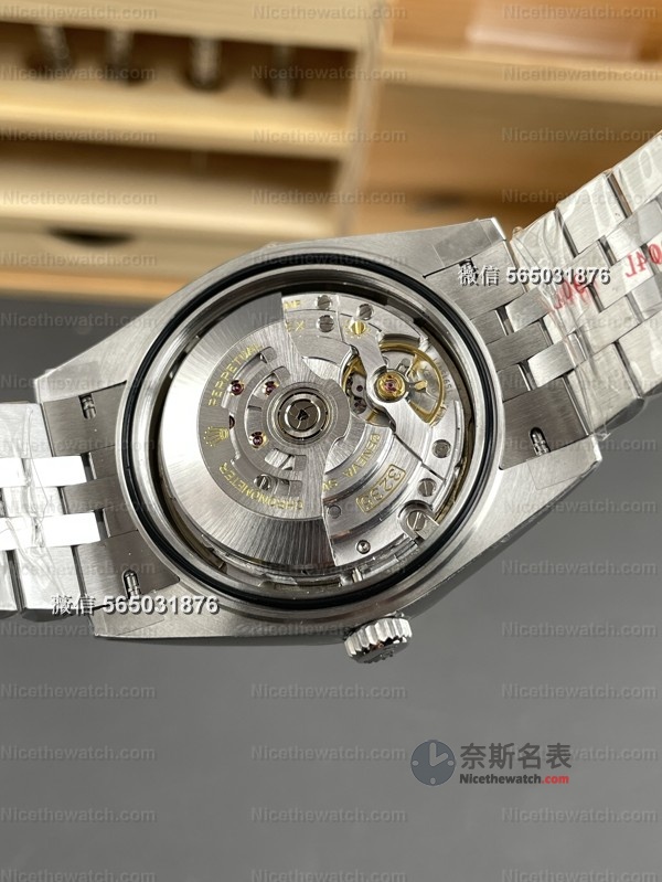 蓝盘日志终极进化!VS厂V2版41mm实测:白金狗牙圈折射绝了,丹东3235机芯细节拉满 | 奈斯探表 蓝盘日志终极进化!VS厂V2版41mm实测:白金狗牙圈折射绝了,丹东3235机芯细节拉满 | 奈斯探表