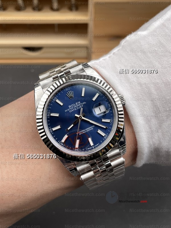 蓝盘日志终极进化!VS厂V2版41mm实测:白金狗牙圈折射绝了,丹东3235机芯细节拉满 | 奈斯探表 蓝盘日志终极进化!VS厂V2版41mm实测:白金狗牙圈折射绝了,丹东3235机芯细节拉满 | 奈斯探表