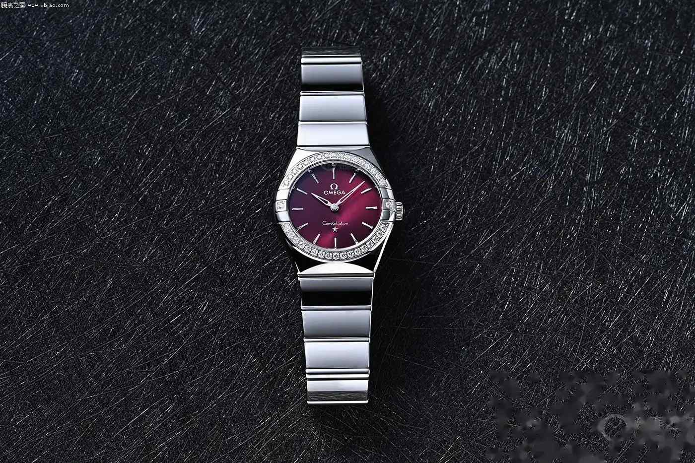 细腕女生首选！欧米茄星座小红表实拍：28mm小巧精致，镶钻表圈+红盘寓意吉祥 | 奈斯探表