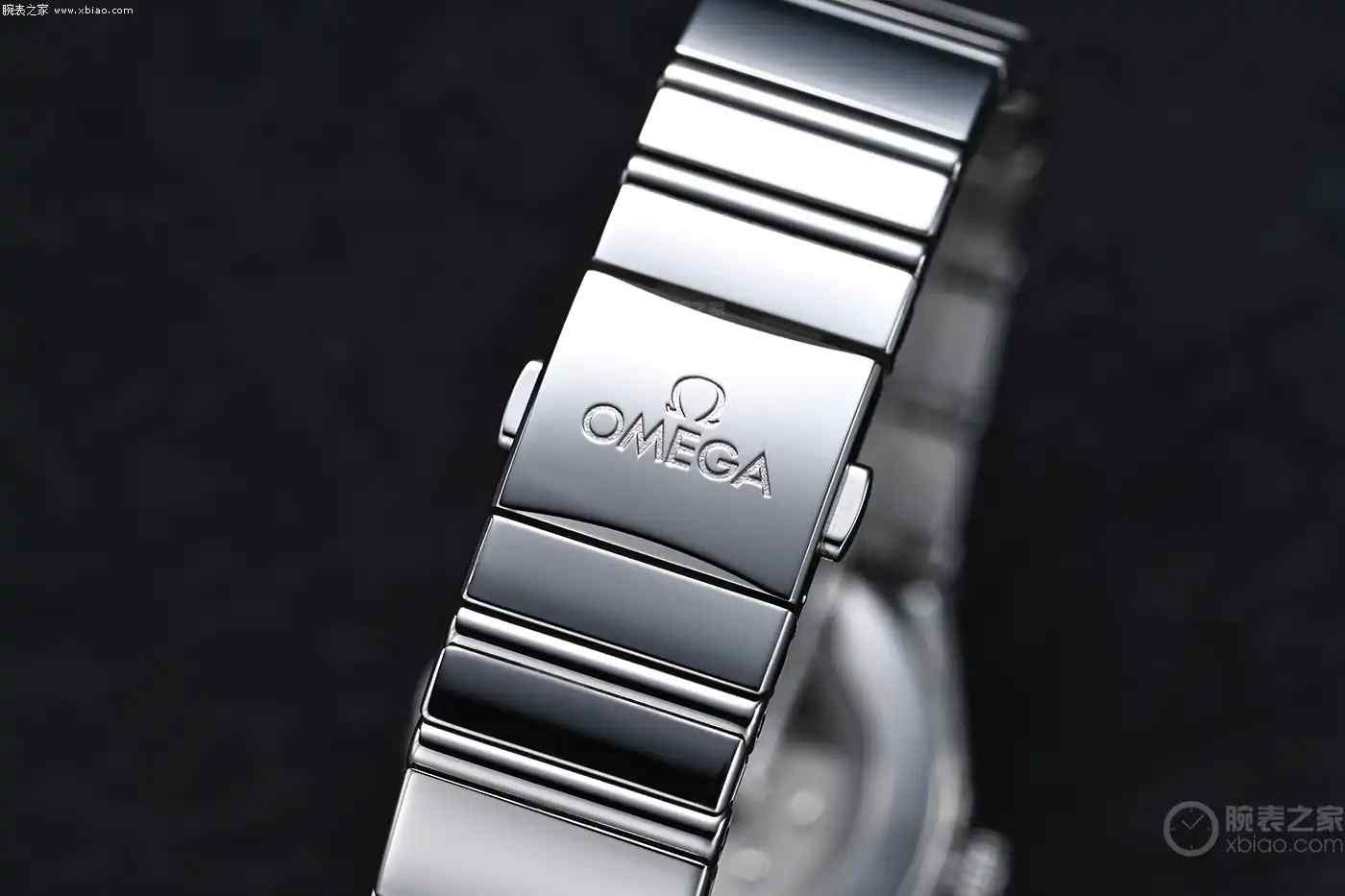 细腕女生首选！欧米茄星座小红表实拍：28mm小巧精致，镶钻表圈+红盘寓意吉祥 | 奈斯探表