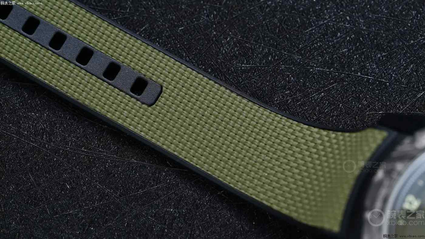 颠覆传统！雅典奇想“三无”腕表，无指针无表冠竟能这样读时 | 奈斯探表