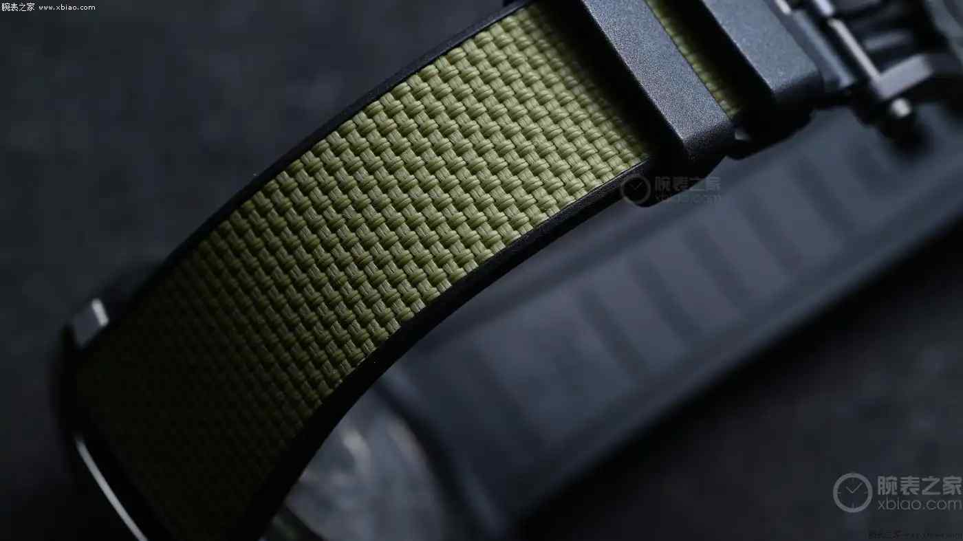 颠覆传统！雅典奇想“三无”腕表，无指针无表冠竟能这样读时 | 奈斯探表