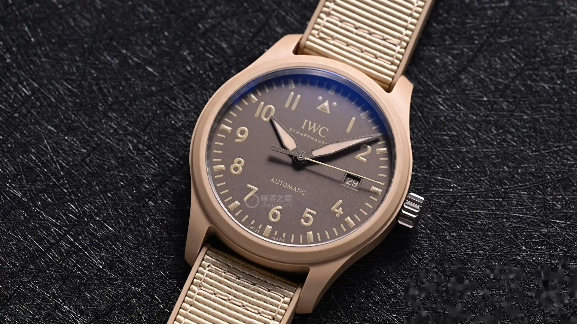 万国飞行员新作:莫哈维沙漠沙色陶瓷41mm,120小时动储,硬核户外风 | 奈斯探表 万国飞行员新作:莫哈维沙漠沙色陶瓷41mm,120小时动储,硬核户外风 | 奈斯探表